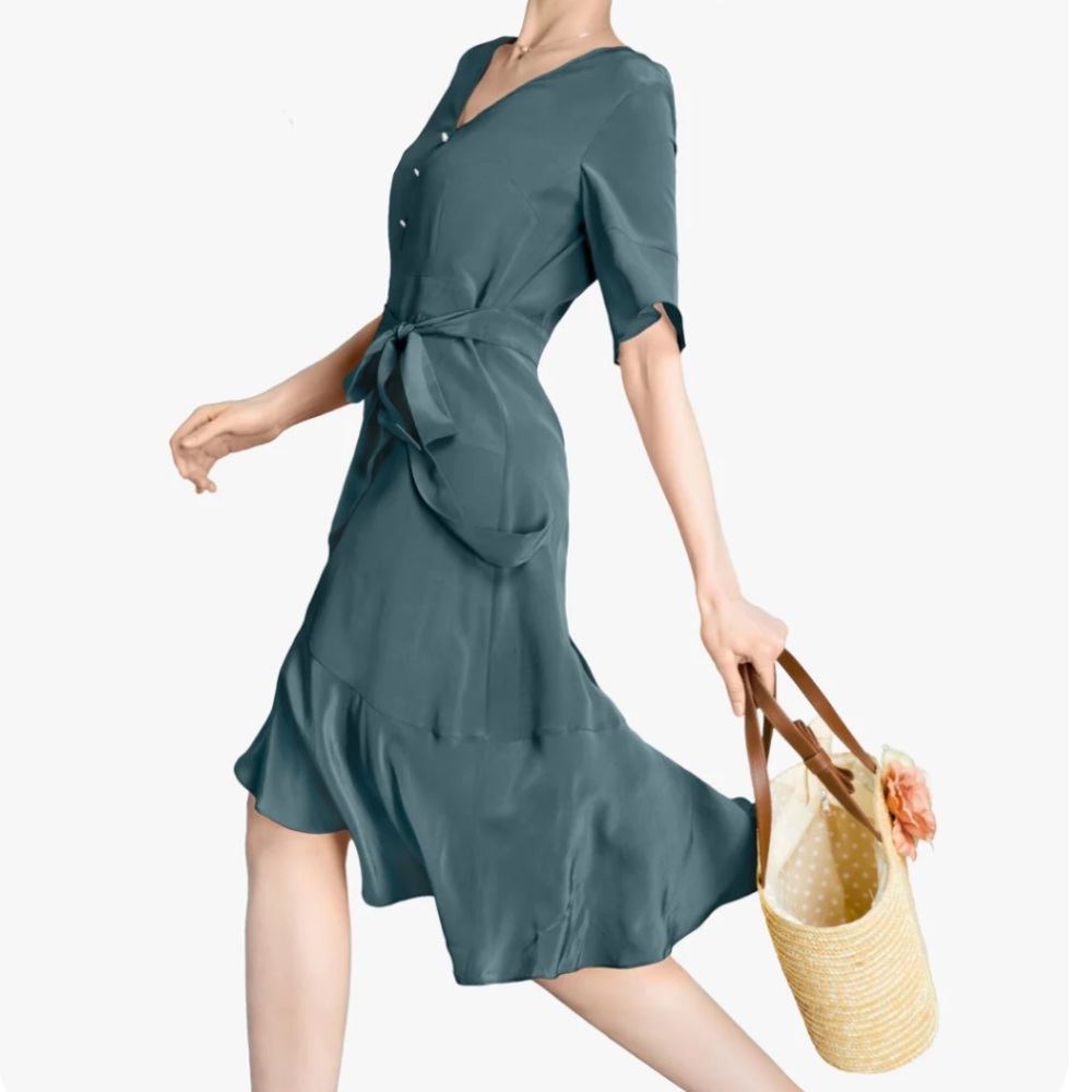 LilySilk Ruffle Trim V Neck mulberry Silk Dress
Blue grey Size 4/S